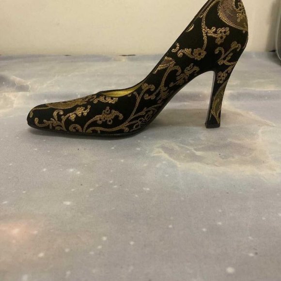Bruno Magli Couture brocade heels in gold/black - Picture 2 of 4